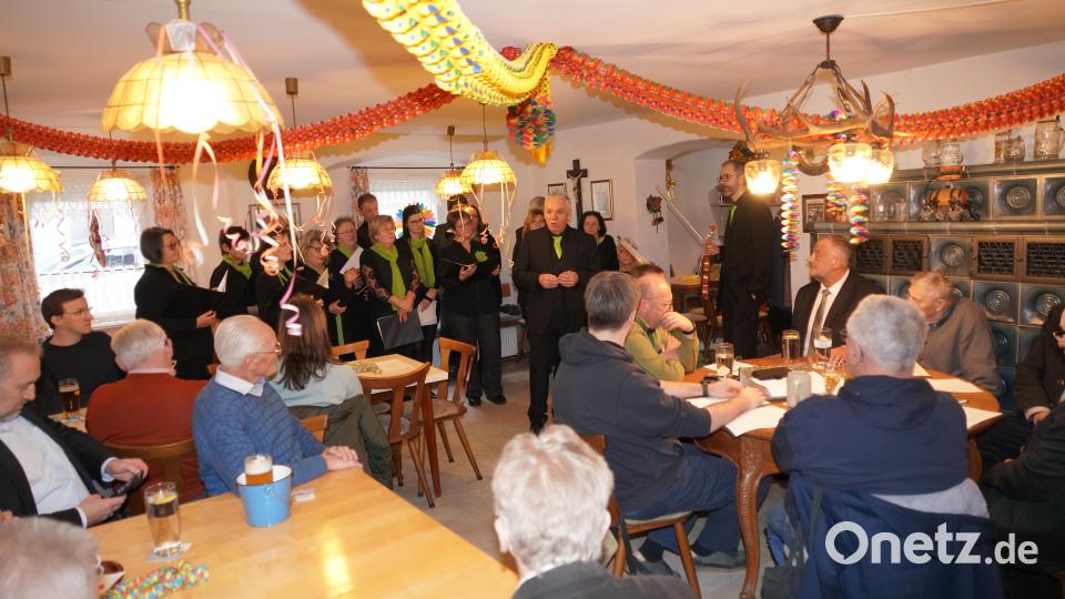 Bernhard Unger (Mitte) begrüßt zusammen mit dem Chor tonArt die Gäste der Sängergruppe Floß im Gasthaus Kühnhauser in Waldthurn Bild: fvo