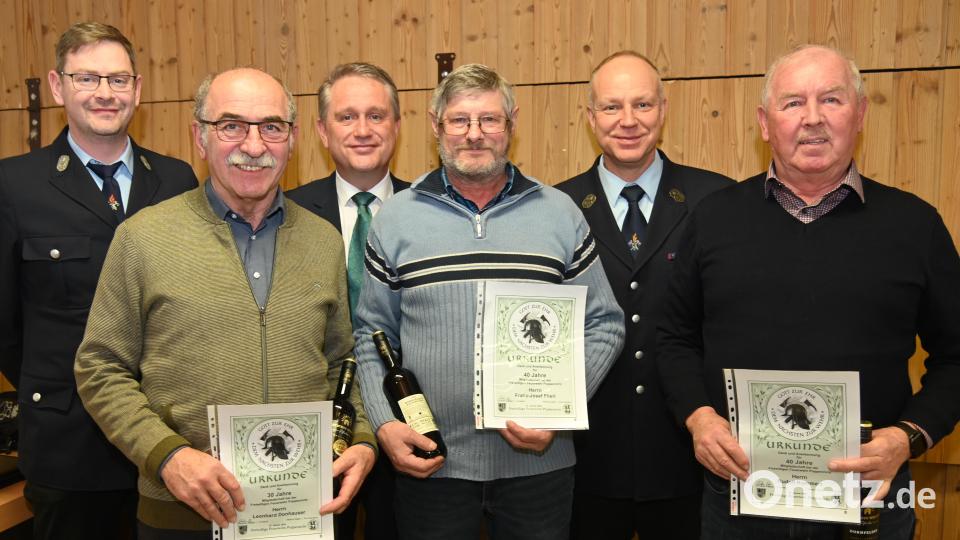 Als langjährige Mitglieder der Poppenrichter Feuerwehr werden Leonhard Donhauser (Zweiter von links), Franz Josef Flierl (Dritter von rechts) und Rudolf Kummert (rechts) geehrt. Ihnen gratulieren (hinten, von links): Zweiter Kommandant Thomas Sadlo, Bürgermeister Hermann Böhm und Vorsitzender Christian Krieger. Bild: gf