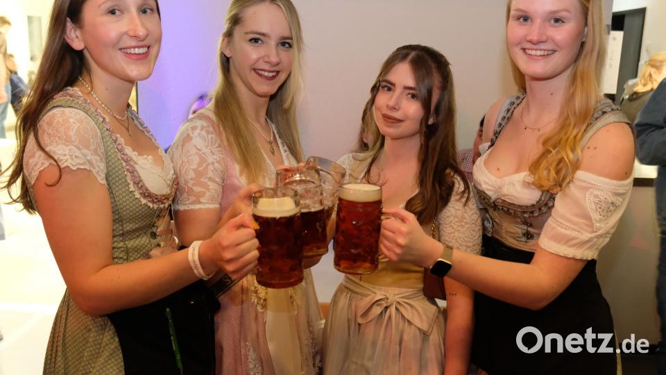 Beim Starkbierfest in Speinshart gehört der Dirndl-Look dazu. Bild: do