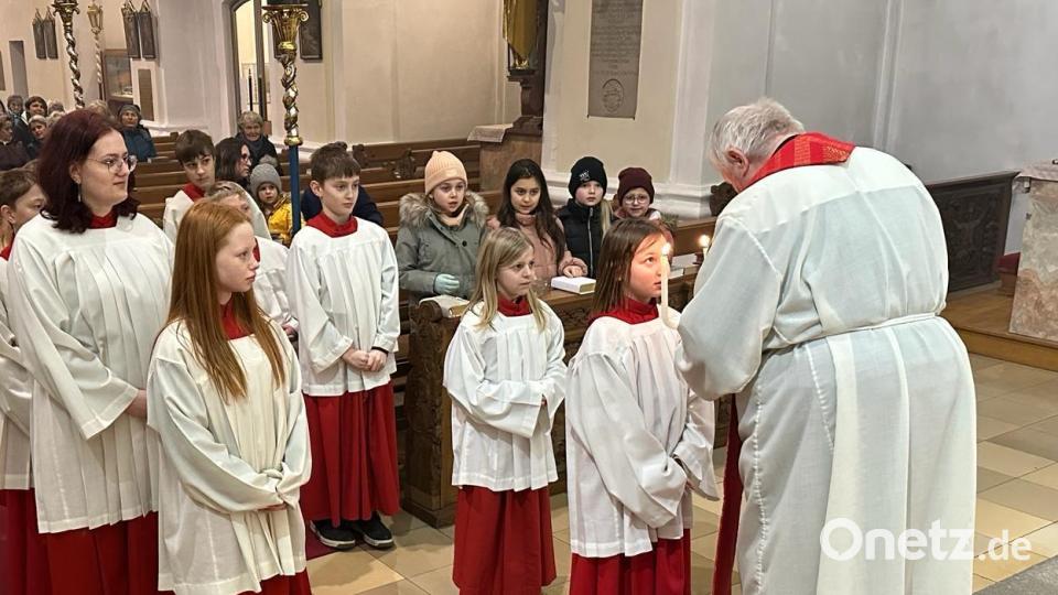 Die ersten beim Blasiussegen sind die Ministranten. Bild: gz