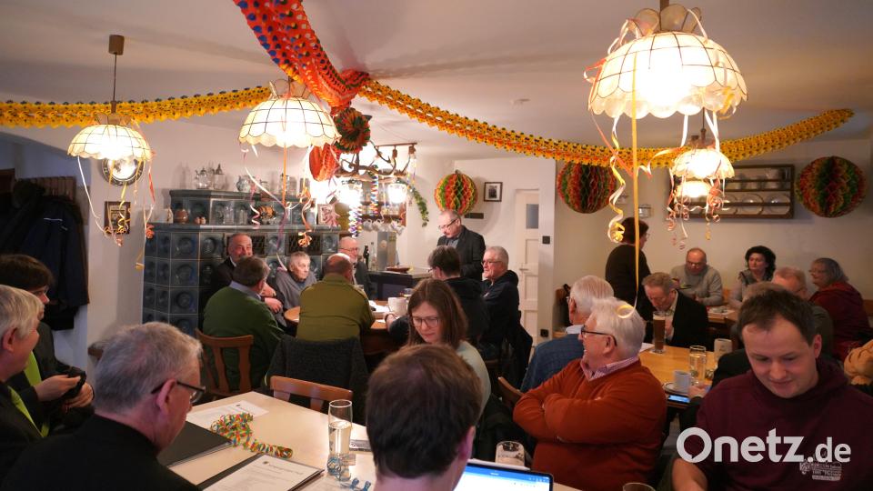 Karl Herrmann (hinten stehend) begrüßt als Vorsitzender der Sängergruppe Floß Vertreter der beteiligten Vereine Bild: fvo