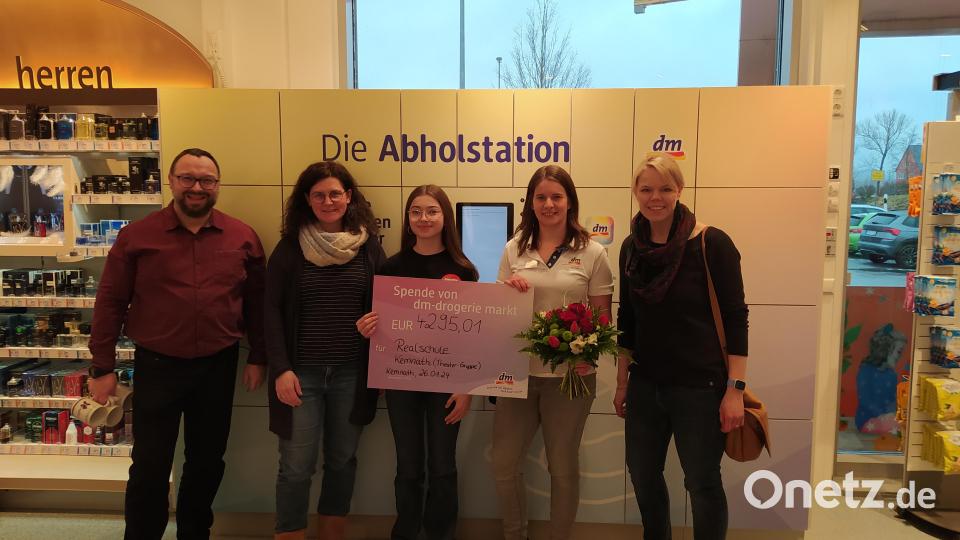 Mit den 4 256,01 Euro kann die Theatergruppe der Realschule ihre Aufführungen des Theaterstücks „Einfach nur Paul“ finanzieren: (von links) Realschulkonrektor Holger König, Studienrätin Juliane Kraus, Schülersprecherin Anna König, Filialleiterin Lena Geyer und Studienrätin Miriam Hollering. Bild: Realschule am Tor zur Oberpfalz/exb