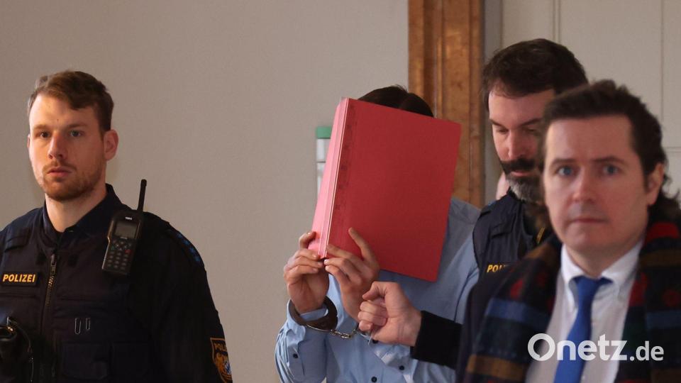 Der angeklagte US-Amerikaner (M) wird im Landgericht Kempten in den Gerichtssaal geführt. Bild: Karl-Josef Hildenbrand/dpa