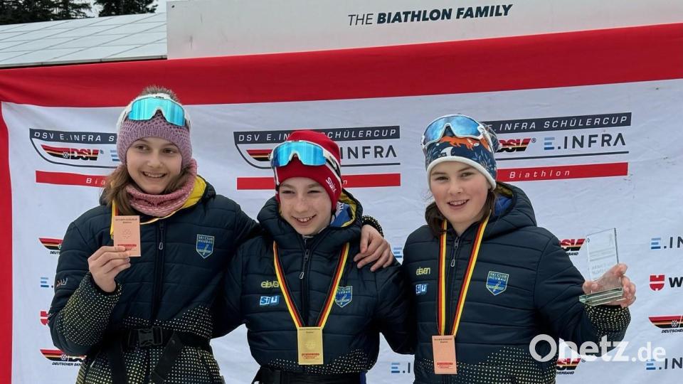 Lara Wisneth (links) und Merle Uschold (rechts) gewannen im Hohenzollern-Skistadion am Arbersee beim kleinen Finale des Deutschen Schülercups die Bronzemedaille mit der Staffel, Lukas Loos holte sogar Gold im Sprint. Bild: Iris Uschold