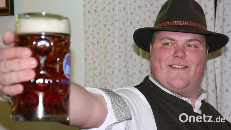Der Sieger bei den Männern ist Peter Schuller aus Liebenstein. 5 Minuten und 19 Sekunden hielt er den gefüllten Masskrug mit ausgestreckem Arm in die Höhe. Bild: kro
