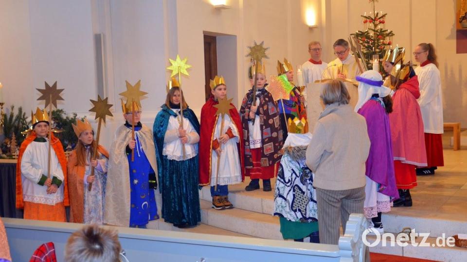 Pfarrer Adam Karolczak (hinten, Mitte) entsendet die Sternsinger und sagt &quot;Vergelt&#039;s Gott&quot; für das Engagement. Bild: Siegfried Zeug