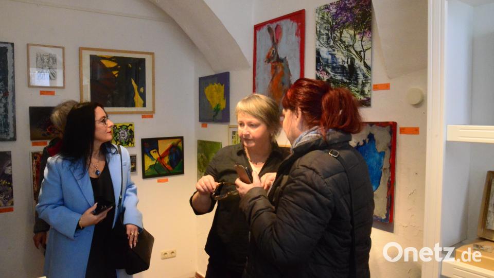 Seit Samstag hat das „Kunstkaufhaus“ in Weiden wieder geöffnet. Oberpfälzer Künstler machen ihr Handwerk für ein breites Publikum erlebbar. Bild: Kunz