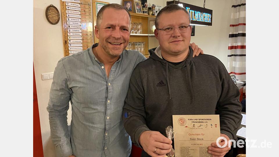 Abteilungsleiter Sven Stock (rechts) wird von Vorstand Marco Klier verabschiedet. Bild: Josef Glas