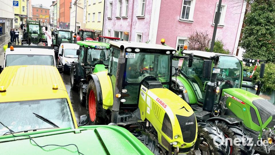 Ein Demonstrationszug rollt am Freitag durch die Weidener Innenstadt. Endstation: SPD-Geschäftsstelle in der Sedanstraße. Hier gibt es eine kurze Kundgebung. Bild: Gabi Schönberger
