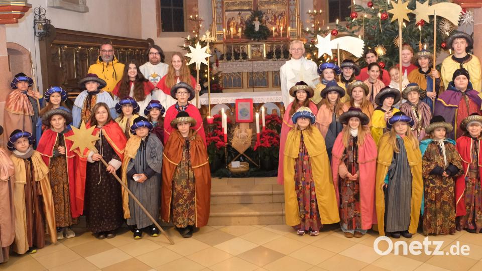 In &quot;göttlicher Mission&quot; sind in Eschenbach 31 Kinder und Jugendliche in 9 Gruppen unterwegs, um den Segen des Christuskindes in die Häuser zu tragen und für die Hilfsprojekte in Amazonien zu sammeln. Bild: do