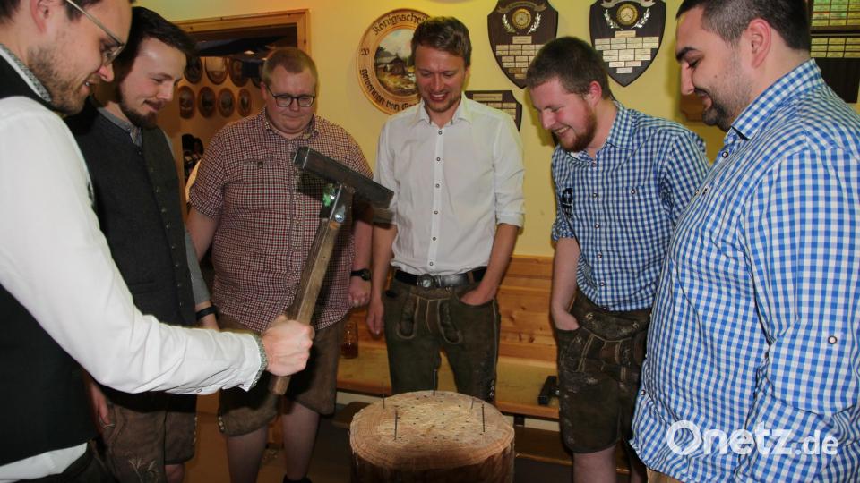 Mit einem hohlen Hammer Nägel ins Holz zu schlagen, ist nicht ganz einfach. Die Teilnehmer hatten trotz erschwerter Bedingungen viel Spaß bei der Aktion. Bild: kro