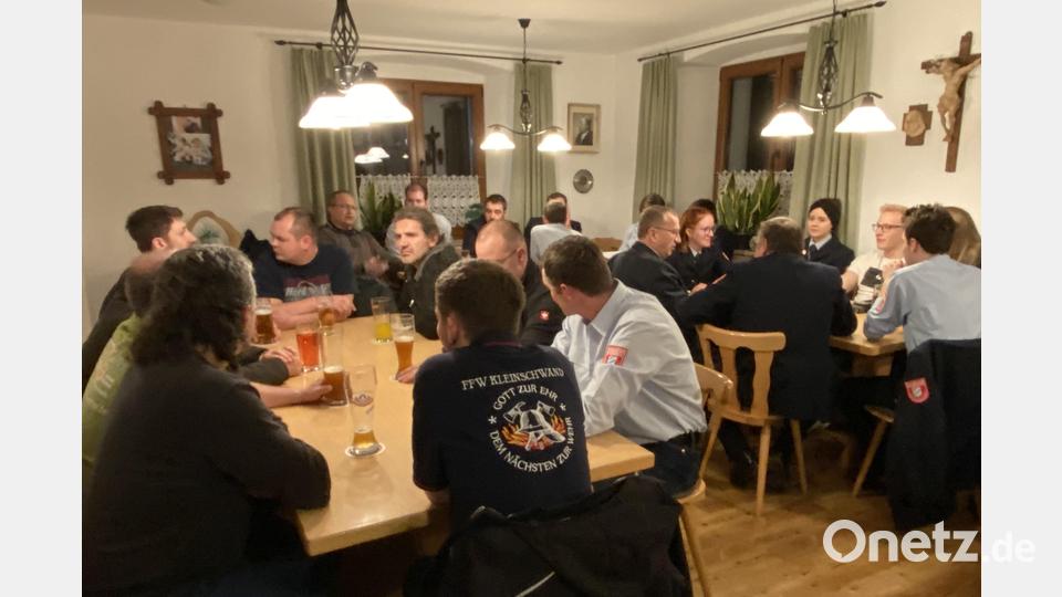 Zur Dienst- und Generalversammlung der FFW Kleinschwand nehmen zahlreiche Mitglieder Platz. Bild: Josef Glas