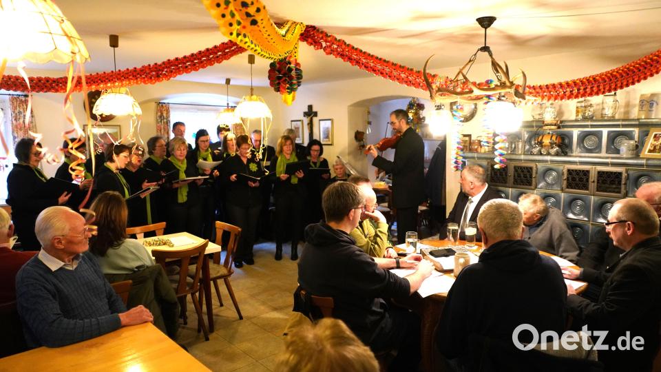 Der Waldthurner Chor tonArt unter der Leitung von Christoph Pausch (rechts mit Geige) eröffnet die Jahreshauptversammlung der Sängergruppe Floß beim Kühnhauser in Waldthurn. Bild: fvo