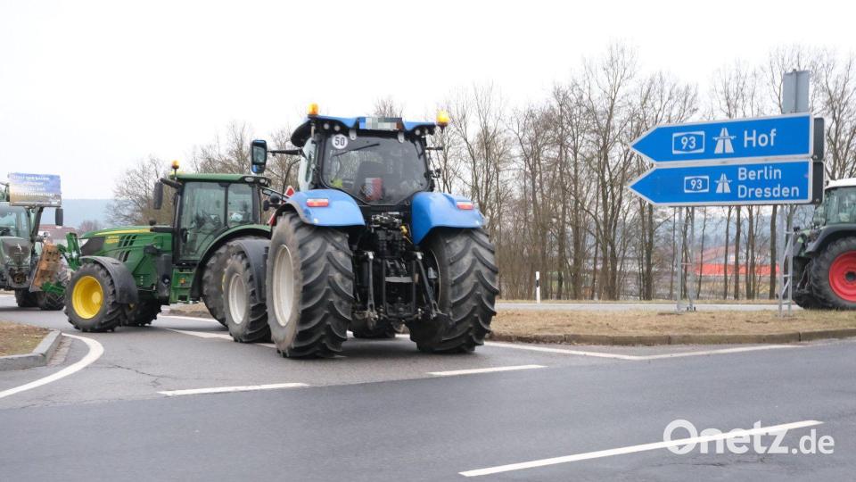 Die Landwirte blockieren mit ihren Traktoren die Autobahnzufahrten. Bild: Hirsch