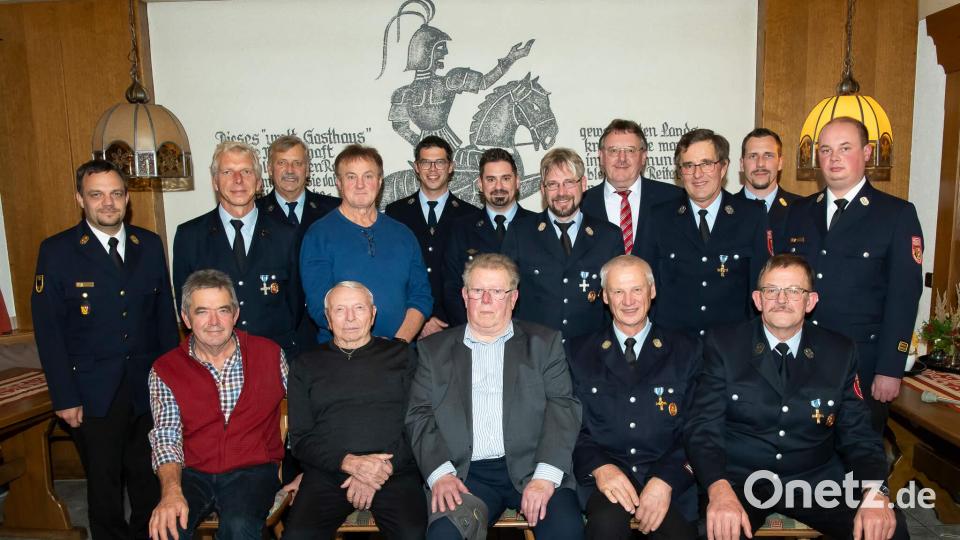 Die Feuerwehr Sigl hat zwei neue Ehrenmitglieder und zeichnet langjährige Mitglieder aus (sitzend, von links:) Günter Lehner, Josef Graf, Ludwig Graf, Ehrenkommandant Karl Trummer und Ehrenvorsitzender Georg Ringer; hinten (von links): Kreisbrandmeister Michael Iberer, Erster Vorsitzender Rudolf Ernst, Georg Dotzler, Franz Herold, Gruppenführer Matthias Trummer, Zweiter Vorsitzender und Gruppenführer Michael Lang, Erster Kommandant Stefan Schertl, Bürgermeister Hans-Martin Schertl, Hubert Merkl, Zweiter Kommandant Florian Ringer und Kreisbrandmeister Andreas Luber. Bild: rha
