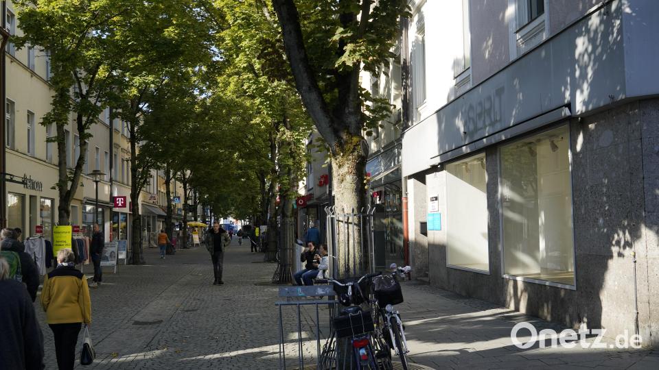 Die leeren Räume des ehemaligen Esprit gleich am Eingang der Max-Reger-Straße zählen seit 2021 zu den unansehnlichsten Ecken in der Weidener Innenstadt. Insgesamt gibt es jedoch weniger Leerstand in Weiden. Archivbild: Jakob Graf