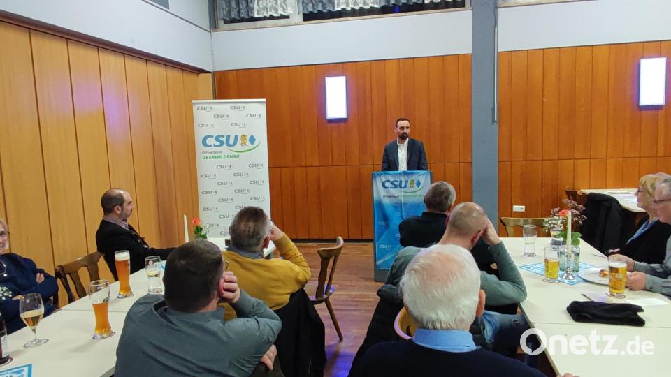 Der Moosbacher Bürgermeister und CSU-Kandidat für das europäische Parlament warb in Oberwildenau beim politischen Ascherfreitag darum, die Europawahl ernst zu nehmen. Bild: hme