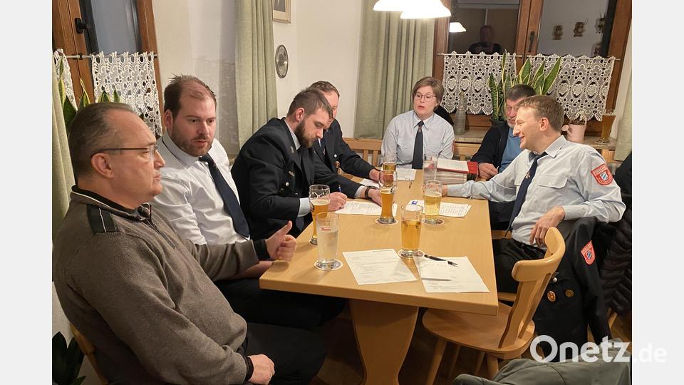 Die Vorstandschaft der FFW Kleinschwand mit Bürgermeister Ludwig Gürtler (rechts). Bild: Josef Glas