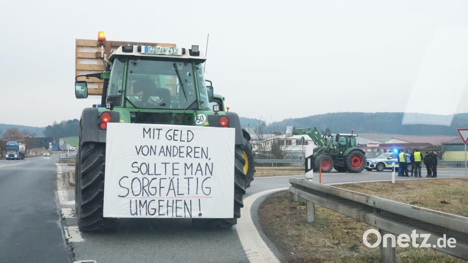 Landwirte blockieren am Mittwoch mit ihren Traktoren die Zufahrten zu Autobahnen im Landkreis Schwandorf, so wie hier an der Anschlussstelle Nabburg. Bild: Hirsch