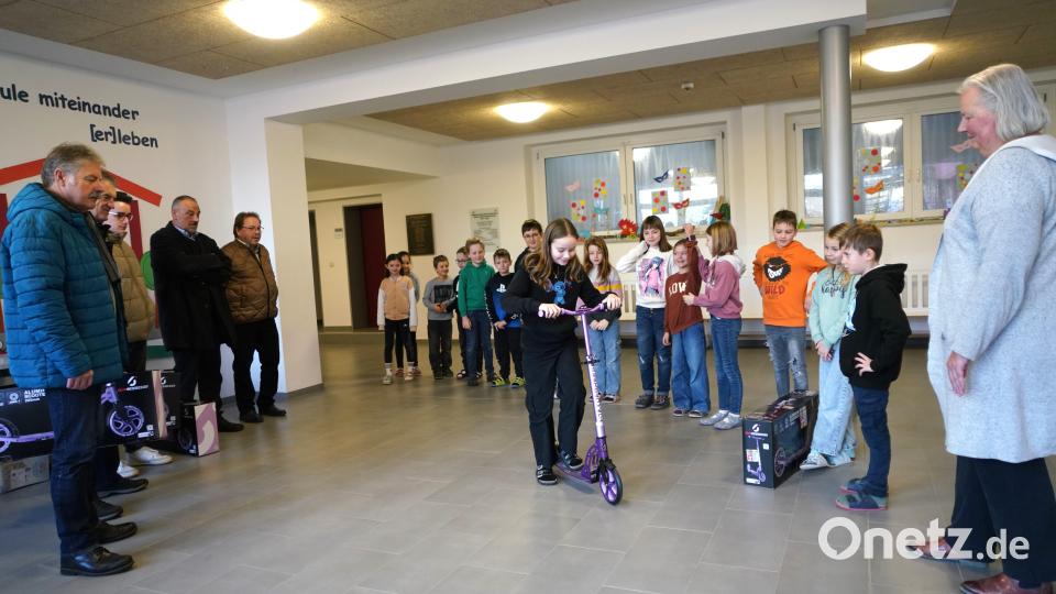 Spontan wird ein von der Verkehrswacht Vohenstrauß gespendeter Roller von den Schülern der Wolfgang-Caspar-Printz-Grundschule ausprobiert. Bild: fvo