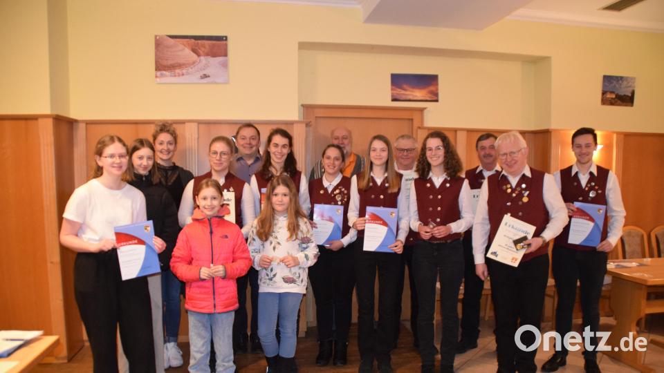 Langjährige aktive Musiker der Blasmusik Gebenbach werden (hintere Reihe von links) von der stellvertretenden Dirigentin Angelika Schöpf, Vorsitzendem Simon Lösch sowie dem stellvertretenden Bezirksvorsitzenden des Nordbayerischen Musikbunds, Werner Stein, geehrt. Bild: swo