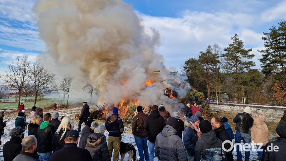 Das große Mahnfeuer am Steinernen Tisch bei Tröglersricht. Bild: Andreas Schmid / exb