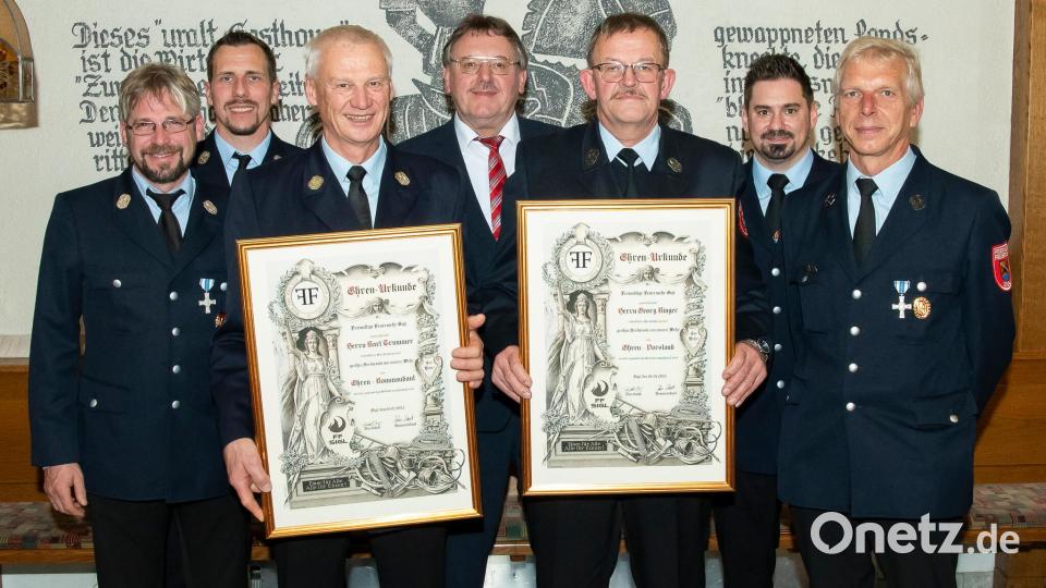 Die Feuerwehr Sigl hat zwei neue Ehrenmitglieder (von links): Erster Kommandant Stefan Schertl, sein Stellvertreter Florian Ringer, Ehrenkommandant Karl Trummer, Bürgermeister Hans-Martin Schertl, Ehrenvorsitzender Georg Ringer, Zweiter Vorsitzender Michael Lang und Erster Vorsitzender Rudolf Ernst. Bild: rha