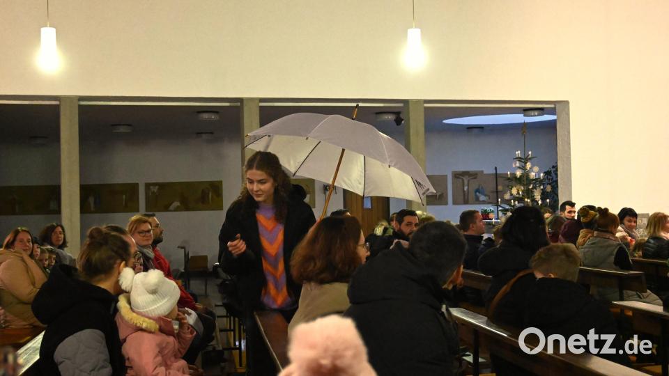 Lina Vicupa, jüngste Mitarbeiterin im Familiengottesdienstteam, ging unter den kleinen Kirchenbesuchern der Frage nach, wozu man einen Regenschirm benutzt. Bild: kki