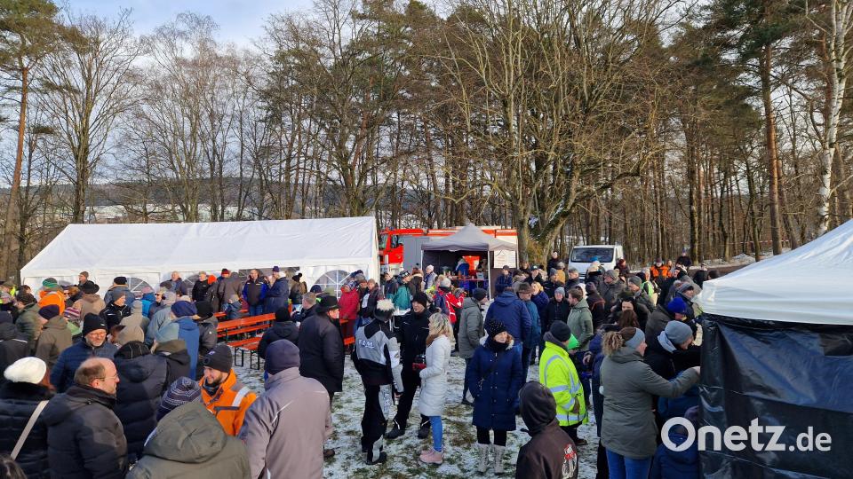 Laut Veranstalter nahmen rund 500 Menschen am Mahnfeuer am Steinernen Tisch bei Tröglersricht teil. Bild: Andreas Schmid / exb