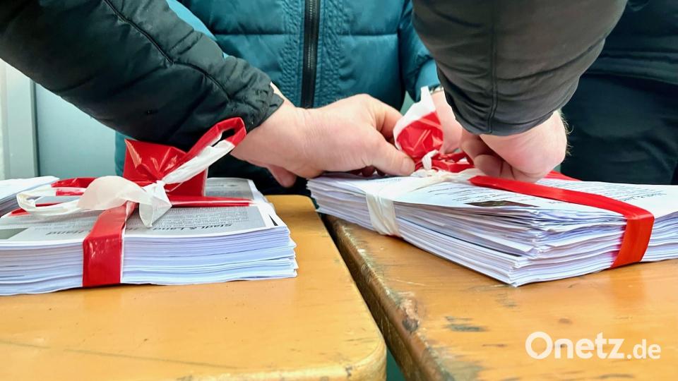 Über 6000 Unterschriften gab es innerhalb von zwei Tagen für die fünf zentralen Forderungen der Landwirte. Nun soll Uli Grötsch diese nach Berlin bringen. Bild: Gabi Schönberger