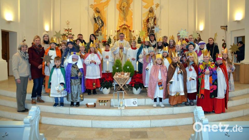 Zahlreiche Sternsinger bringen die frohe Botschaft nach Waidhaus. Bild: Siegfried Zeug