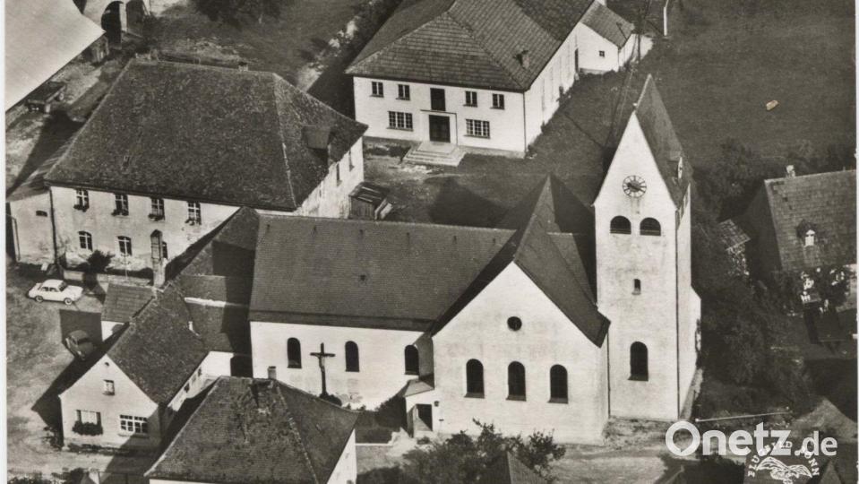 Diese Schwarz-weiß-Aufnahme der Pfarrkirche stammt aus dem Jahr 1964. Bild: Archiv Josef Schmaußer
