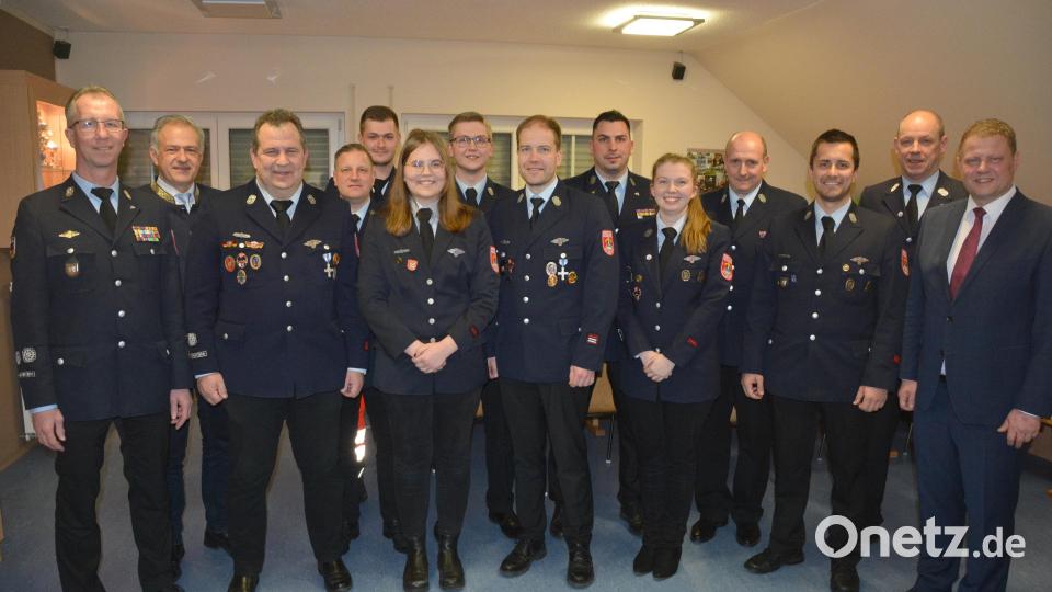 Neuwahlen standen bei der Feuerwehr Mitterteich an. Auf dem Bild (von links) der neue Kommandant Günther Sommer, Landrat Roland Grillmeier, Christian Kempf, Daniel Kircher, Florian Hampel, Julia Hildebrand, Michael Schicker, Vorsitzender Christian Grillmeier, der neue stellvertretende Kommandant Andreas Kraus, Lena Nemsow, Stefan Grabis, Johannes Grillmeier, Franz Bauernfeind und Bürgermeister Stefan Grillmeier. Bild: jr