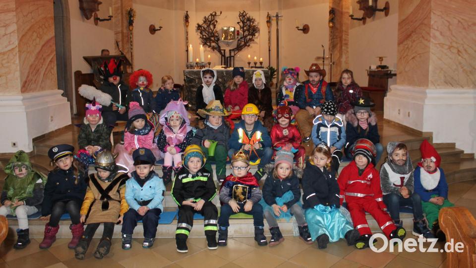 Mit bunten Masken feierten die Kinder Familiengottesdienst. Bild: Josef Glas