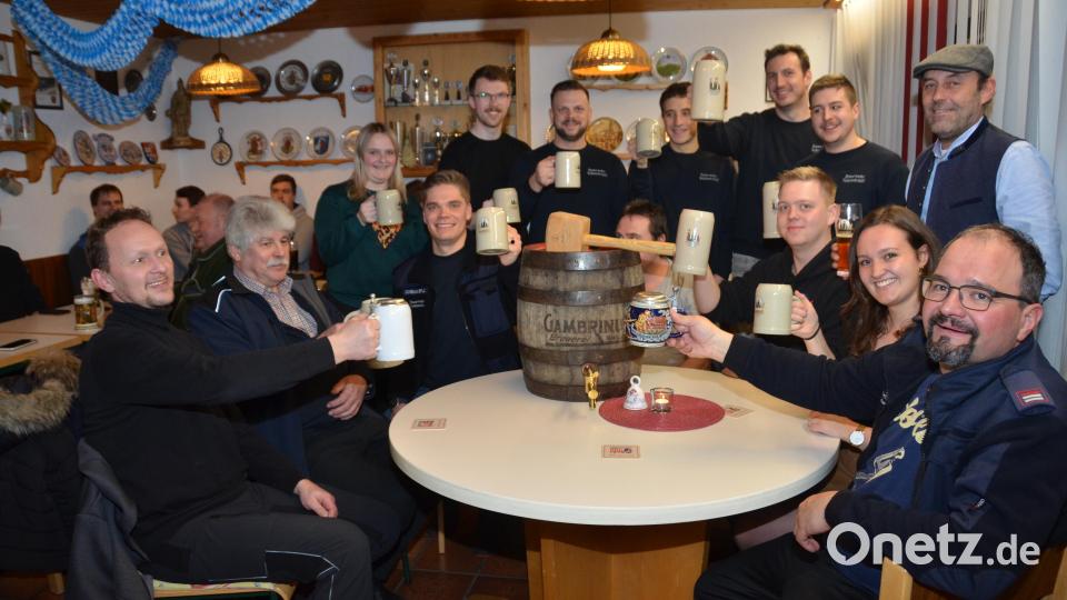 Im Floriansstüberl haben die Feuerwehrleute schon einmal das dunkle edle Gebräu der Gambrinus Brauerei aus Weiden, das Sandro Meier (hintere Reihe, rechts) mitbrachte, gekostet und für sehr gut befunden. Bild: dob