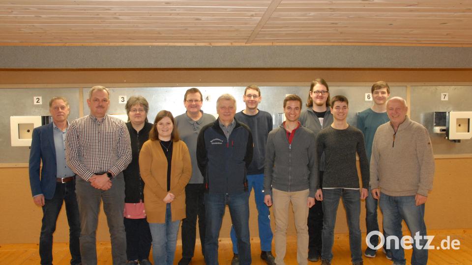 Einen neuen Vorstand mit Erstem Schützenmeister Torsten Flieder (Fünfter von rechts) an der Spitze wählen die Sportschützen Schmidmühlen. Dritter Bürgermeister Mathias Huger (links) gratuliert. Bild: pop