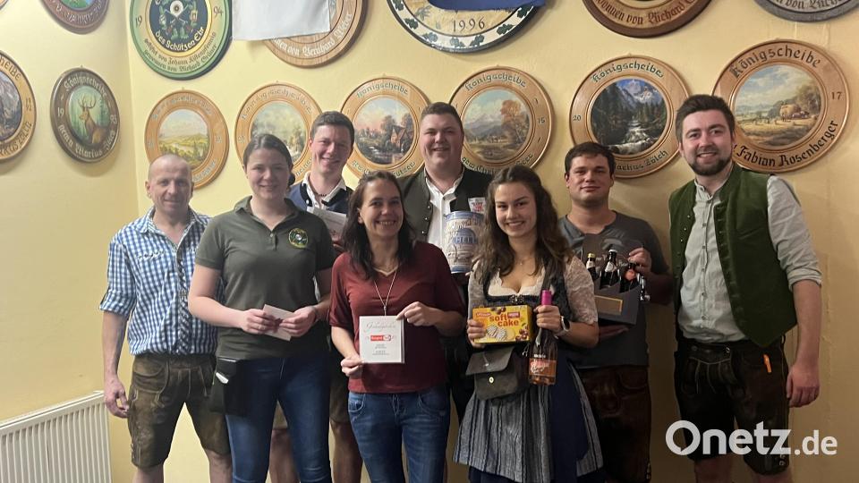 Knapp 90 Teilnehmer hatte die Schützenjugend &quot;Grünthal&quot; Liebenstein beim Masskrugstemmen zum Starkbierfest. Im Bild: (von links) Schützenmeister Bernhard Weber, Theresa Schuller, Josef Schuller, Nici Wolfrum, Peter Schuller, Lena Friedl, Markus Lobinger, Zweiter Schützenmeister Philipp Zölch. Bild: Schützenverein Liebenstein/exb