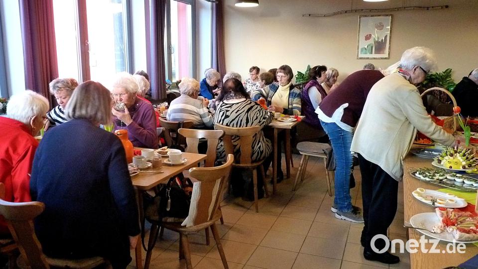 Bei einem reichhaltigen Büffet ließen es sich Frauen der beiden Pfarreien gut gehen und verbrachten gemeinsam heitere Stunden beim &quot;lustigen Frauenfrühstück&quot; des Frauenbunds St. Elisabeth. Bild: R. Kreuzer