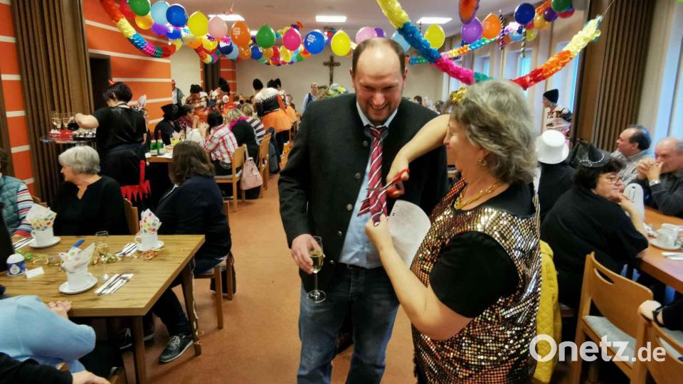 Frauenbund-Vorsitzende Beate Roth hat es in Eslarn auf die Krawatte des zweiten Bürgermeisters Thomas Kleber abgesehen. Bild: gz