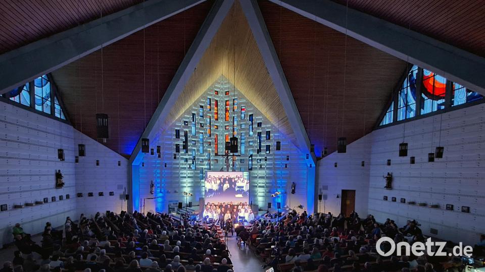 Viele auswärtige Konzertbesucher und „Wiederholungstäter“, sind gekommen. Und so ist es wenig verwunderlich, dass die Pfarrkirche Mariä Himmelfahrt voll besetzt war. Bild: lep