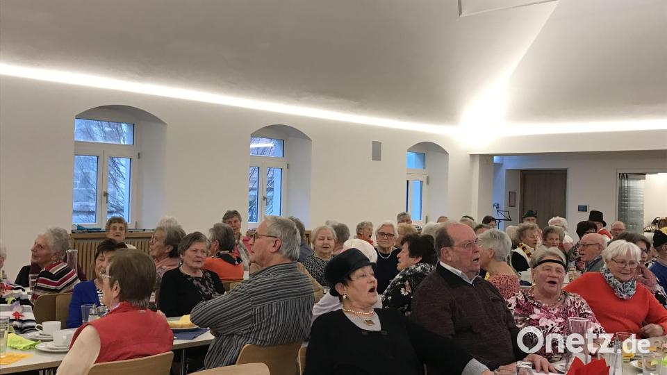Im Saal sangen alle aus vollen Kehlen mit. Bild: mma