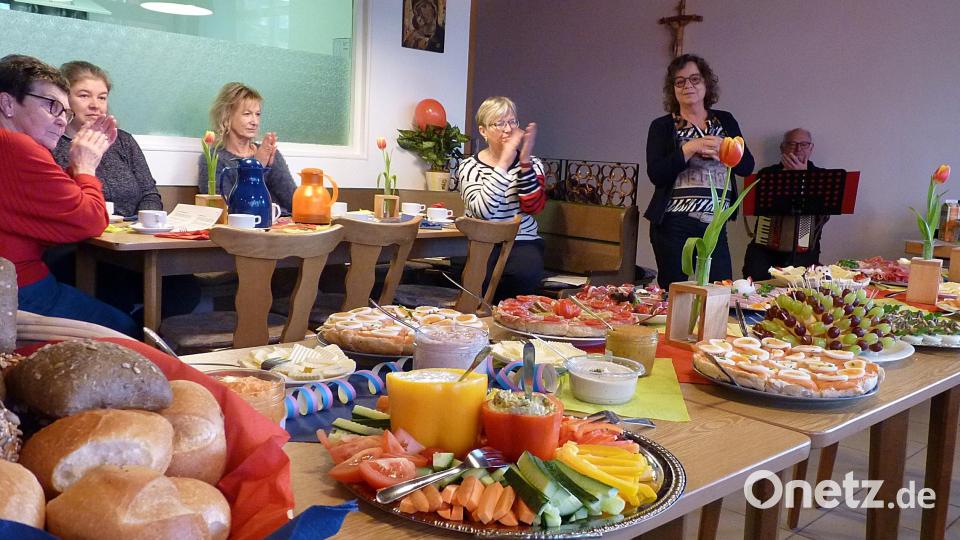 Bei einem reichhaltigen Büffet ließen es sich Frauen der beiden Pfarreien gut gehen und verbrachten gemeinsam heitere Stunden beim &quot;lustigen Frauenfrühstück&quot; des Frauenbunds St. Elisabeth. Bild: R. Kreuzer
