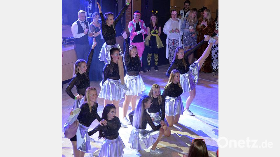 Ihren Showtanz zeigt die Garde der Narrhalla Rot-Weiß-Gold Rieden. Bild: Tobias Stümpfl/exb