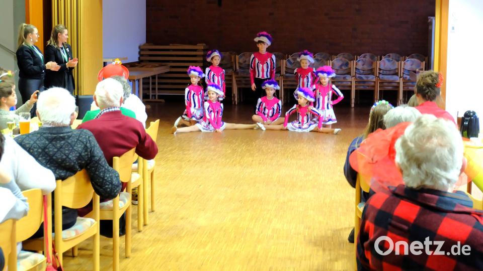 Gespannt schauten die Gäste den Kindern bei ihren Auftritten zu. Bild: wlr