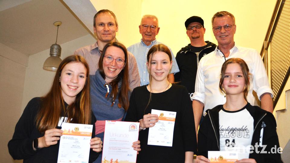 Die Familie Lang erreicht die Familienurkunde. Bild: fdl