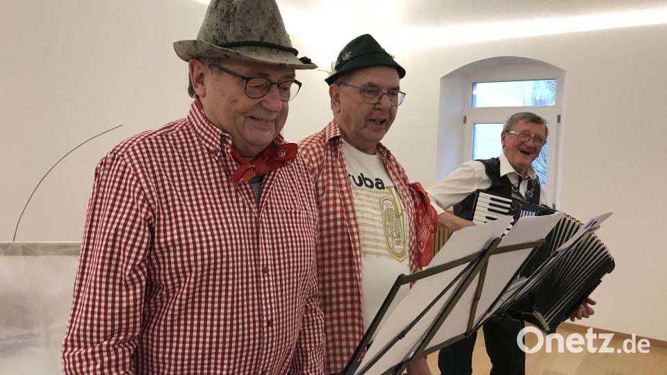 Begleitet von Anton Auer sangen Hans Kummert und Josef Iberer Gstanzln. Bild: mma