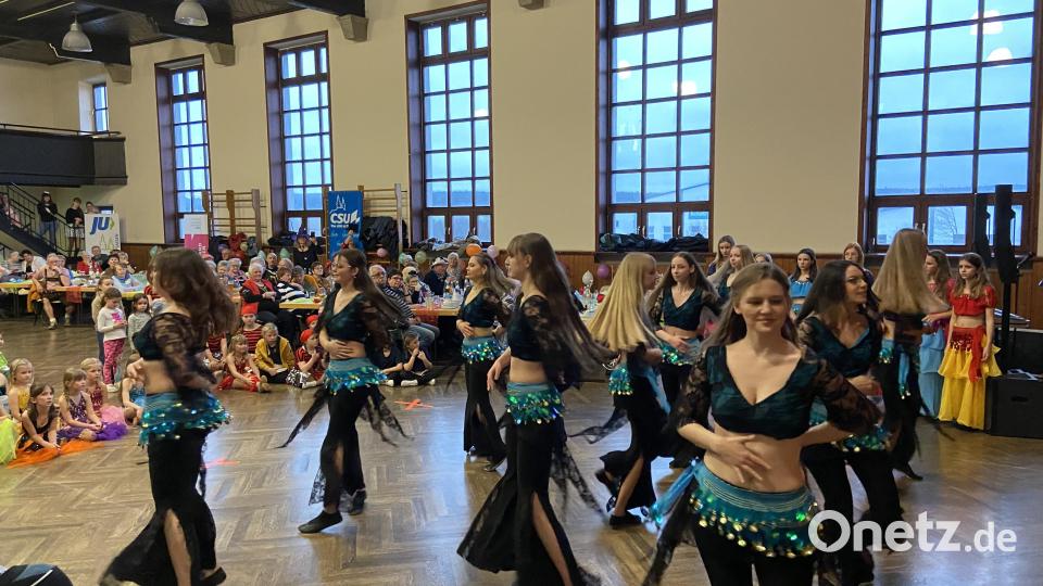Ein buntes Programm erlebten die zahlreichen Besucher des vom CSU-Ortsverband organisierten Faschingsnachmittags in der Stadthalle Waldsassen. Bild: Markus Scharnagl/exb