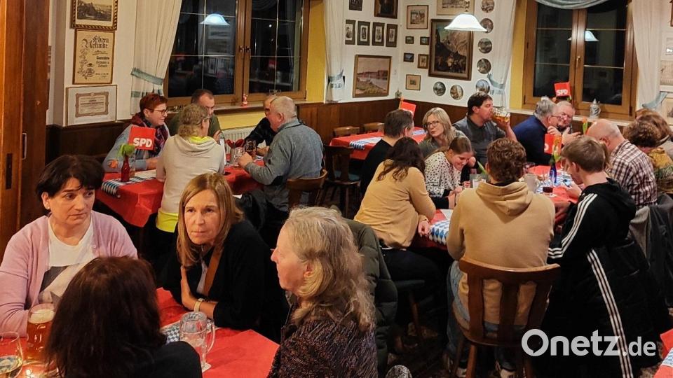 Der Etzenrichter Abend der SPD lockte sorgte mit Brotzeiten, Zoigl und Musik für angenehme Wirtshausatmosphäre beim &quot;Hermann&quot;. Bild: war