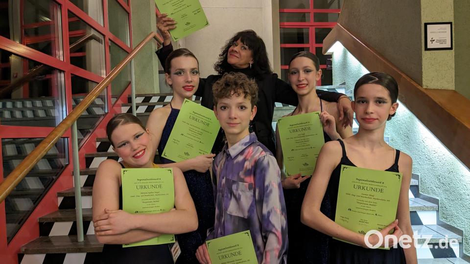 Die Ballett-Juniorengruppe der der Sing- und Musikschule Marktredwitz beim Regionalentscheid zum Deutschen Ballettwettbewerb im Selber Rosenthal-Theater. Bild: Städtische Musikschule Marktredwitz/exb