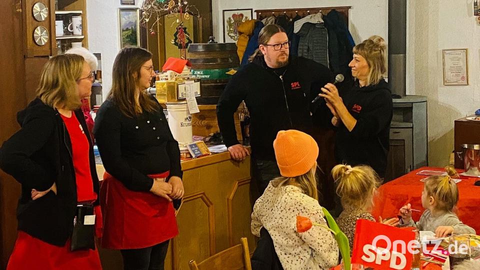 Monika Waldeck und Ralf Teichmann (von rechts) führten durch das Programm des Etzenrichter Abends der SPD. Sie dankten dem Team und den Losfeen Bild: war